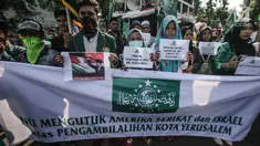Massa yang tergabung dalam Masyarakat Indonesia Peduli Yerusalem unjuk rasa terkait keuputusan Presiden AS, Donald Trump yang mengkali Yerusalem sebagi ibu kota Israel di depan kantor Kedutaan Besar AS, Jakarta, Jumat (8/11). (Liputan6.com/Faizal Fanani)