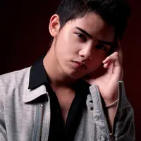Aliando kagum dengan semangat peserta GGS Mencari Bintang. (M.Akrom Sukarya/Bintang.com/Wardrobe ARL)