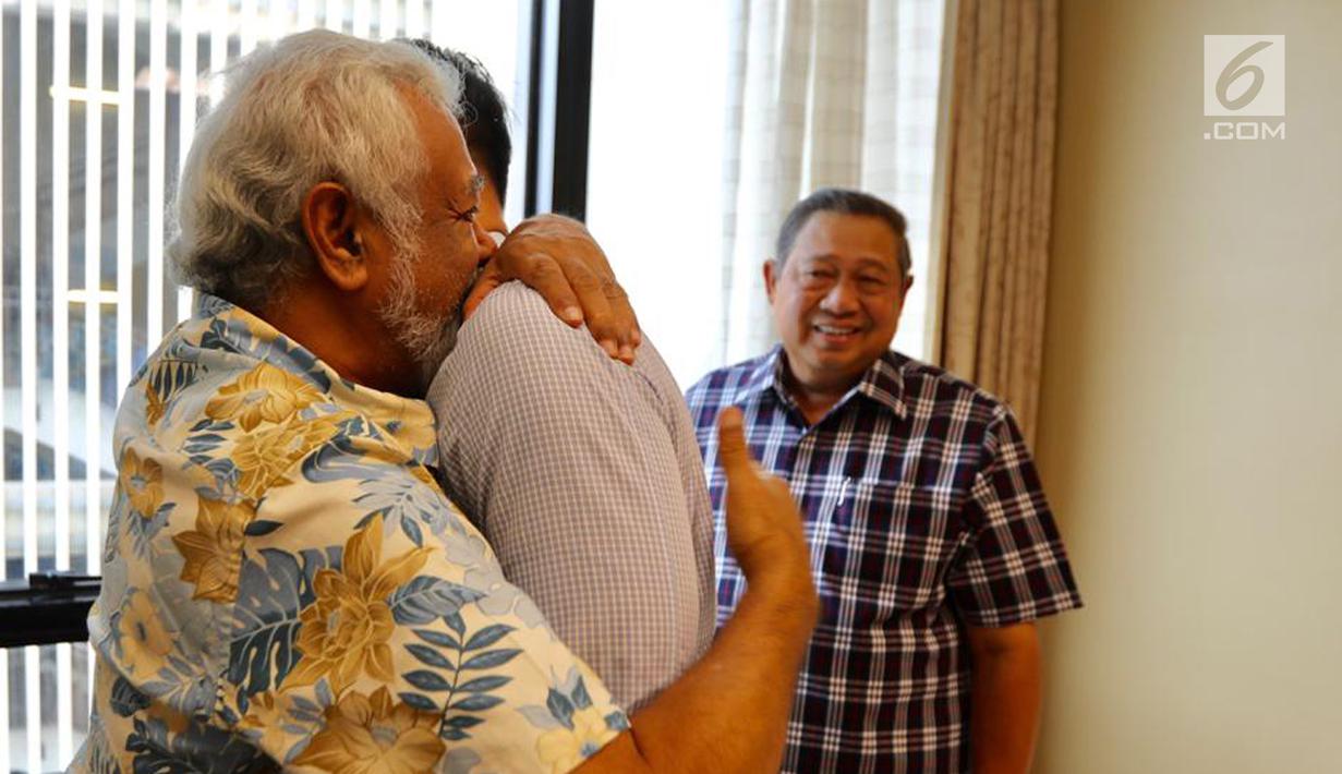 Mantan PM Timor Leste Xanana Gusmao memeluk Komandan Kogasma Partai Demokrat Agus Harimurti Yudhoyono (AHY) saat menjenguk Ani Yudhoyono di National University Hospital Singapura, Minggu (24/2). (Liputan6.com/HO/Anung Anandito)