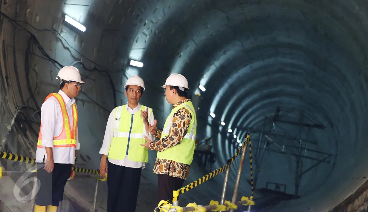 Presiden Joko Widodo berbincang dengan Gubernur DKI Basuki Tjahaja Purnama atau Ahok dan Menteri Perhubungan Budi Karya Sumadi saat meninjau proyek MRT di Setia Budi, Jakarta, Kamis (22/2). (Liputan6.com/Angga Yuniar)