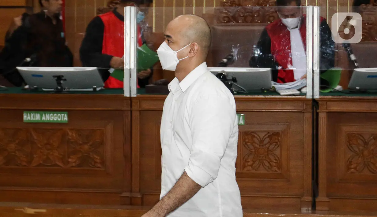 Terdakwa kasus dugaan perintangan penyidikan pada kasus pembunuhan Brigadir Yosua, Baiquni Wibowo usai menjalani sidang pembacaan putusan di Pengadilan Negeri (PN) Jakarta Selatan, Jumat (24/2/2023). Majelis hakim PN Jaksel menilai Baiquni telah terbukti turut serta melakukan perintangan penyidikan terkait penanganan perkara pembunuhan berencana Nofriansyah Yosua Hutabarat alias Brigadir J. (Liputan6.com/Herman Zakharia)