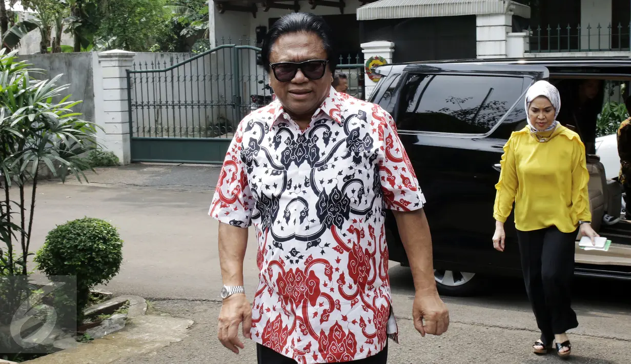 Oesman Sapta Odang menuju lokasi untuk menyoblos dalam Pilkada Putaran kedua di TPS 03 Denpasar, Kuningan Timur, Jakarta, Rabu (19/4). Oso berpesan untuk pasangan calon yang menang atau kalah dalam putaran kedua ini harus bijak. (Liputan6.com/Johan Tallo)