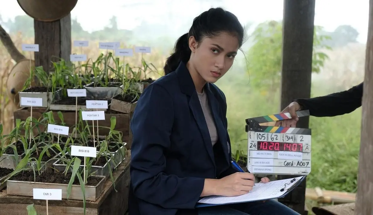 <p>Ia juga tampaknya tak jarang membagikan foto-fotonya dengan full makeup, maupun makeup natural yang memperlihatkan kulit sehatnya. Seperti saat ia syuting di sini, dengan makeup natural, Aghniny memperlihatkan wajah yang tetap cantik, walaupun dengan makeup seminimalis mungkin. Foto: Instagram.</p>