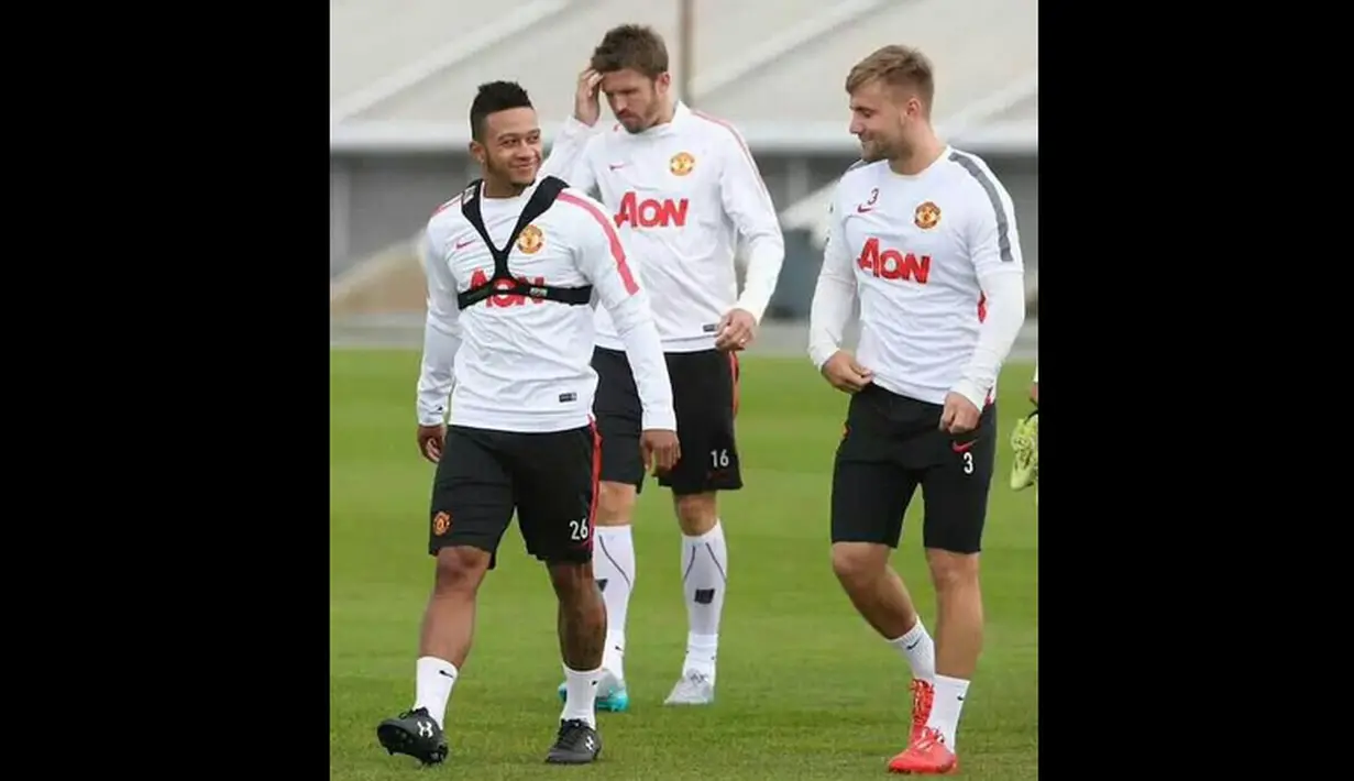 Memphis Depay yang baru direkrut Manchester United dari PSV Eindhoven menjalani latihan perdana bersama anggota tim MU di bawah pengawasan langsung sang pelatih, Louis van Gaal.. (www.manutd.com)
