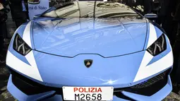 Sebuah seri Huracan yang disumbangkan oleh perusahaan otomotif Lamborghini untuk kepolisian Italia di Kementerian Dalam Negeri, Roma, 30 Maret 2017. Mobil ini juga akan digunakan untuk memberikan pertolongan medis dan darurat pertama. (Andreas SOLARO/AFP)