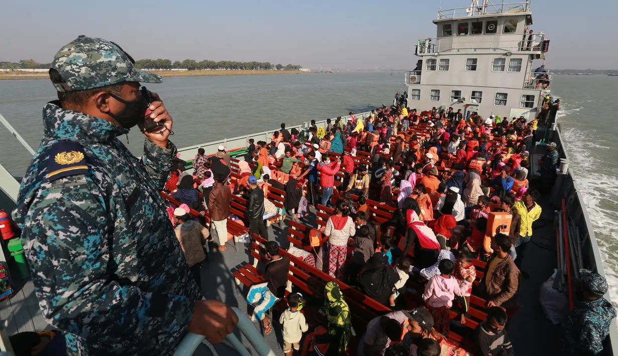 Pengungsi Rohingya duduk di kapal Angkatan Laut Bangladesh saat mereka dipindahkan ke pulau rawan banjir yang kontroversial, Bhashan Char di Teluk Benggala, di Chittagong (29/12/2020). Bangladesh mulai memindahkan pengungsi muslim Rohingya tahap kedua ke pulau terpencil tersebut. (AFP/Rehman Asad)