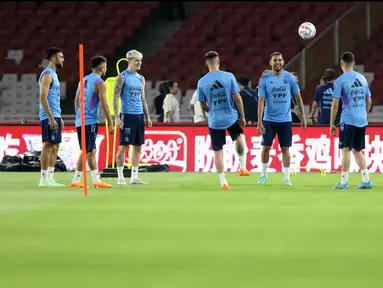 Pemain Timnas Argentina melakukan sesi latihan resmi jelang laga FIFA Matchday melawan Indonesia di Stadion Utama Gelora Bung Karno, Jakarta, Minggu (18/6/2023). (Liputan6.com/Helmi Fithriansyah)