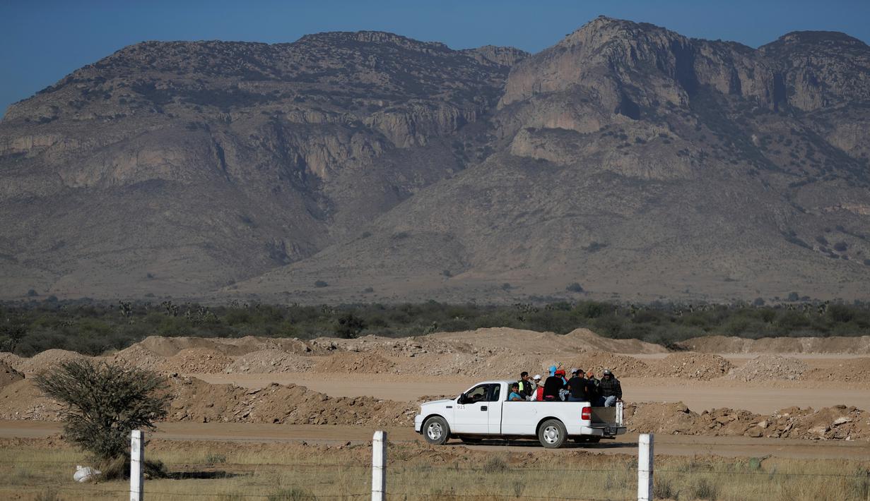 Pekerja meninggalkan lokasi proyek pembangunan pabrik Ford di  Villa de Reyes, Meksiko, (4/1). Pabrikan asal AS itu mengurungkan niatnya berinvestasi di Meksiko, akibat pandangan ekonomi Donald Trump yang proteksionis. (AP Photo/Rebecca Blackwell)