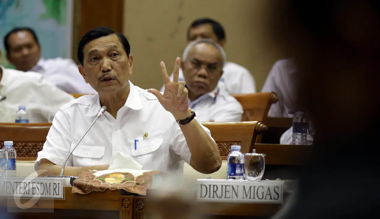 Menko Kemaritiman sekaligus Plt Menteri ESDM, Luhut Binsar Panjaitan memberi pandangan pada raker dengan Komisi VII DPR di Senayan, Jakarta, Kamis (1/9). Raker membahas RAPBN 2017 serta kebijakan yang telah dibuat Arcandra Tahar (Liputan6.com/Johan Tallo)