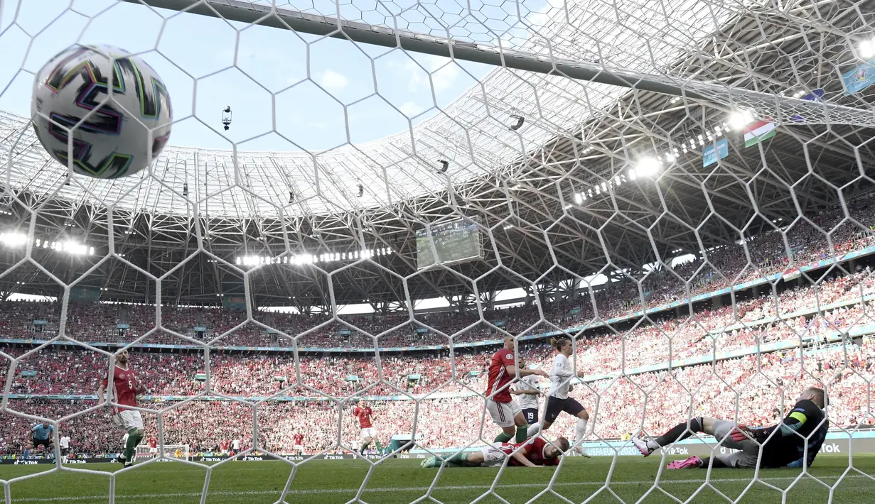 Penyerang Prancis, Antoine Griezmann (kedua kanan) mencetak gol penyama kedudukan 1-1 ke gawang Hungari pada pertandingan grup F Euro 2020 di stadion Ferenc Puskas di Budapest, Hongaria, Sabtu (19/6/2021). (Tibor Illyes/MTI via AP)