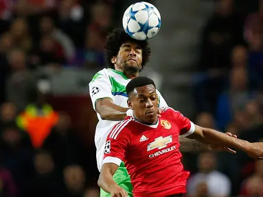 Bek Wolfsburg, Dante (kiri) berebut bola udara dengan penyerang Manchester United, Anthony Martial pada laga Liga Champions di Stadion Old Trafford, Inggris, Kamis (1/10/2015). MU menang atas Wolfsburg dengan skor 2-1. (Reuters/Andrew Yates)