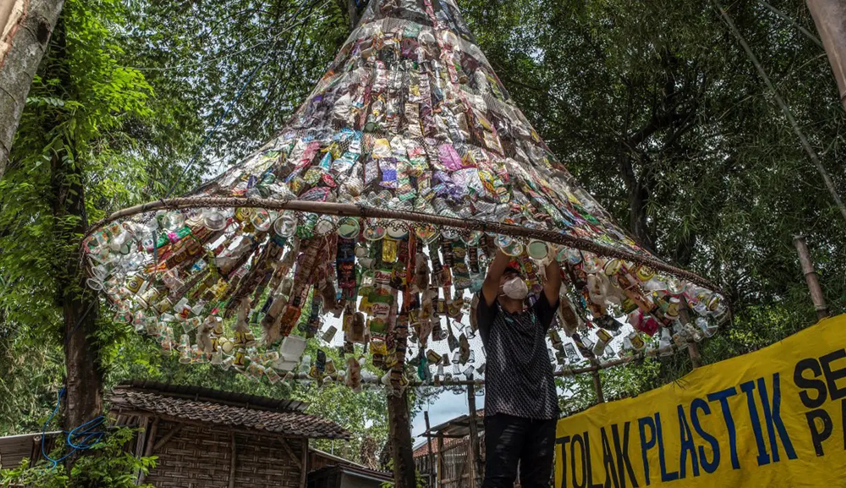 Aktivis Ecological Observation and Wetland Conservation (Ecoton) membuat instalasi yang terbuat dari sampah plastik di Gresik, Jawa Timur, 17 September 2021. Instalasi tersebut untuk meningkatkan kesadaran masyarakat akan sampah plastik di sungai dan lautan. (JUNI KRISWANTO/AFP)