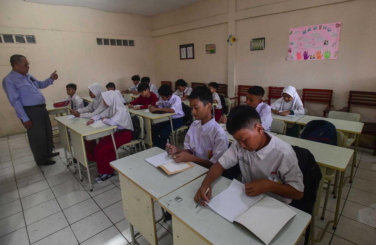 FOTO: Hari Pertama Tahun Ajaran Baru, SMP Swasta Gratis di Depok Resmi Dimulai