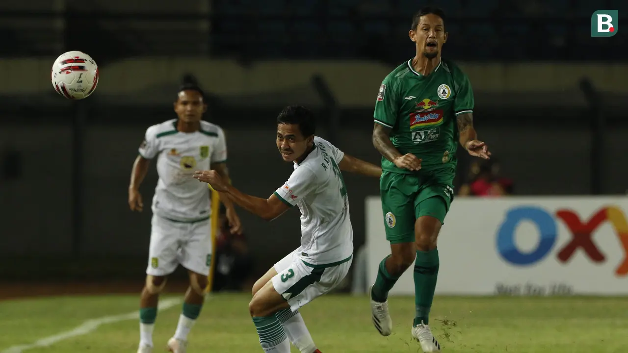 FOTO: PS Sleman Imbangi Persebaya Surabaya Tanpa Gol di Babak Pertama - Irfan Bachdim; Reva Adi Utama