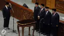 Setya Novanto (kiri) sebelum menjalani pelantikan, di dampingi empat Wakil Ketua DPR, Taufik Kurniawan, Fadli Zon, Agus Hermanto, Fahri Hamza, (dari kiri), saat Sidang Paripurna ke 14 di Gedung DPR, Jakarta, Rabu (30/11). (Liputan6.com/Johan Tallo)