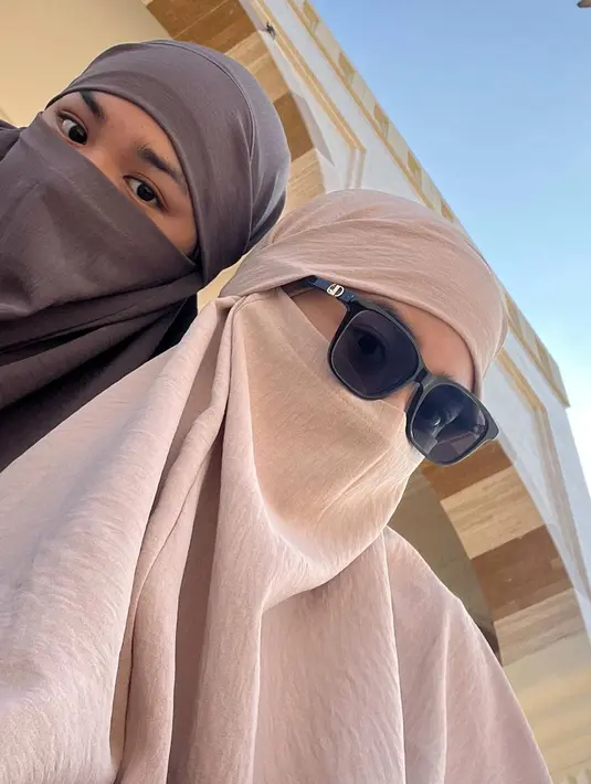 Begini potret kebersamaan Nadya Arina bersama dengan adiknya yang bernama Fiorenza Celesta. Punya paras yang mirip, keduanya pun bak anak kembar saat memakai hijab bersama. (Liputan6.com/IG/@nadyaarina)
