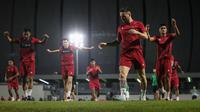 Sejumlah pemain Timnas Indonesia melakukan latihan menjelang FIFA Matchday 2023 melawan Burundi di lapangan latih 2, Jakarta International Stadium (JIS), Jakarta, Kamis (23/03/2023). (Bola.com/Bagaskara Lazuardi)