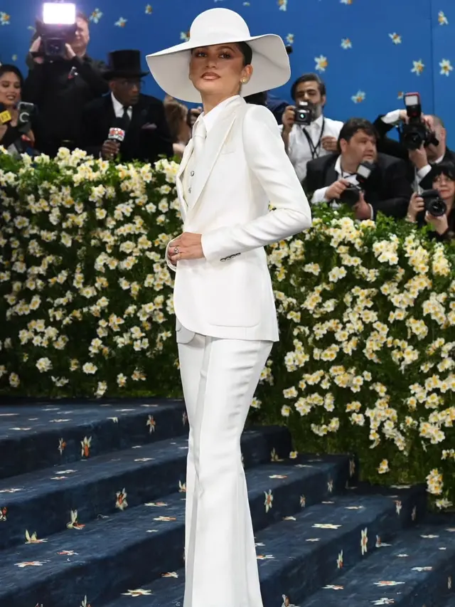 Parade Siluet Blazer di Met Gala 2025, dari Zendaya, Lisa BLACKPINK hingga Sabrina Carpenter