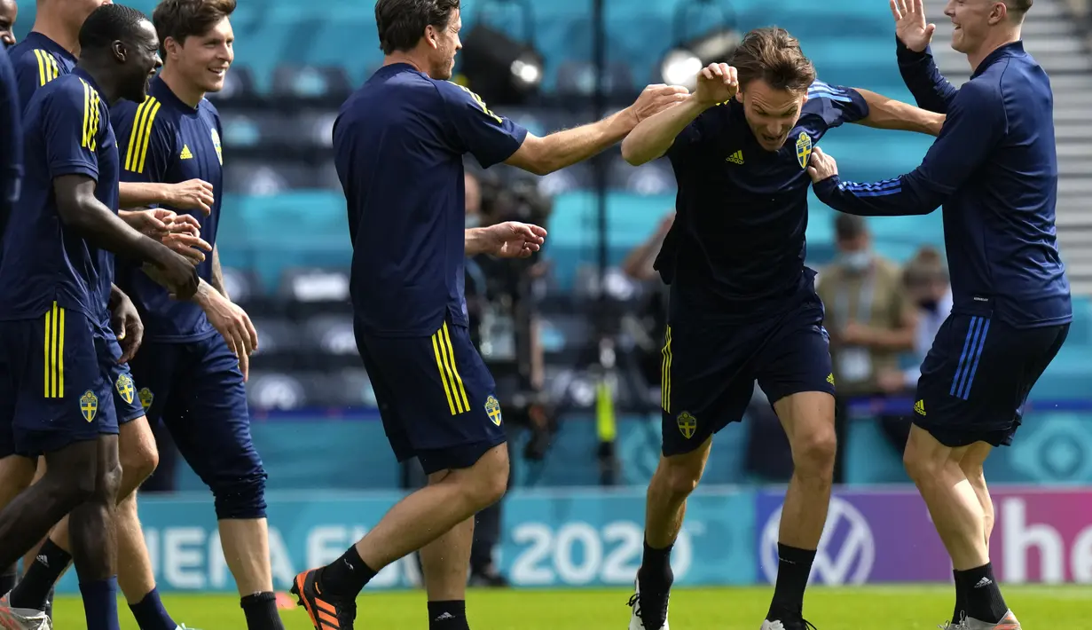 Para pemain Swedia bercanda saat sesi latihan di Stadion Hampden Park di Glasgow, Senin (28/6/2021). Timnas Swedia akan berhadapan dengan Timnas Ukraina di babak 16 besar Euro 2020, Rabu (30/6/2021). Pertandingan ini akan digelar di Hampden Park, Glasgow. (AP Photo/Petr David Josek)