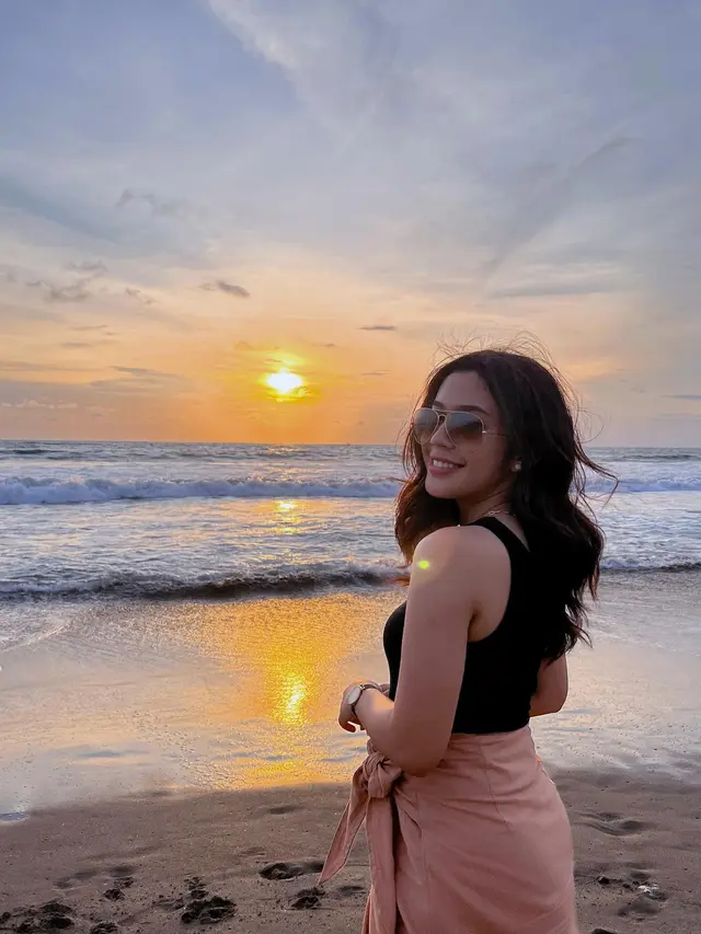 Tampil Makin Dewasa, Ini 5 Potret Fay Nabila Liburan di Pantai