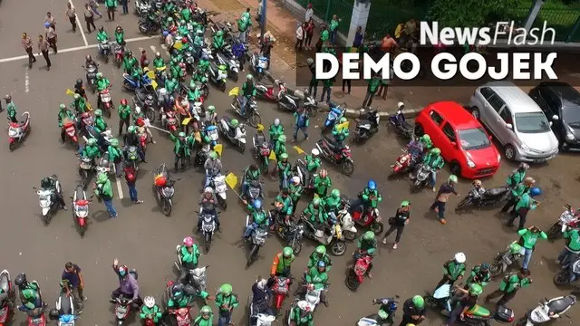 Ratusan pengemudi Gojek menyampaikan tuntutan dihapuskannya sistem performa atau rating di kantor pusat mereka di kawasan Kemang, Jaksel