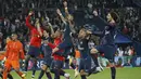 Para pemain PSG merayakan kemenangan atas Bayern Munchen pada laga Liga Champions di Stadion Parc des Princes, Kamis, Rabu (27/9/2017). PSG menang 3-0 atas Bayern Munchen. (AP/Christophe Ena)