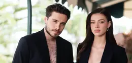 Nicola Peltz dan Brooklyn Beckham tampil maskulin dalam power suit hitam. Keduanya menghadirkan twist tersendiri yang menampilkan kesan stylish saat digunakan. [Foto: Instagram/ Nicola Peltz]