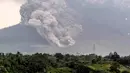 Gunung Sinabung yang mengeluarkan abu tebal terlihat dari kota Karo, Sumatera Utara (6/4). Pusat vulkanologi memperkirakan masih akan terjadi erupsi susulan. (AFP Photo/Anto Sembiring)