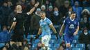 Pemain Manchester City, Sergio Aguero (tengah) memprotes keputusan wasti pada lanjutan Liga Premier Inggris di Stadion Etihad, Manchester, Kamis (14/1/2016) dini hari WIB. (AFP Photo/Oli Scarff)