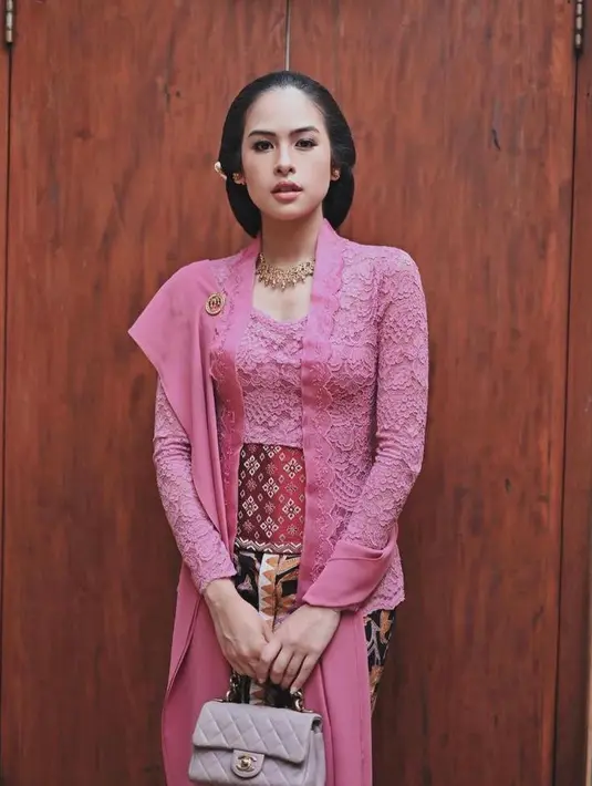 Kebaya tersebut dilengkapi dengan kain Angkin warna merah maroon dan kain dengan latar hitam bermotif bunga dan burung yang diwiru. Serta selendang sutra yang disampirkan di bagian bahu. (Instagram/maudyayunda).