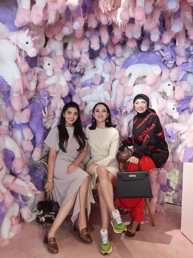 7 Potret Keseruan Ashanty, Olla Ramlan, Nindy Ayunda dan Ririn Ekawati Liburan di Paris