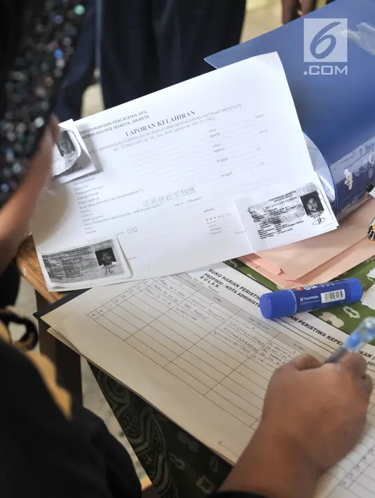 Warga mengurus Laporan Kelahiran saat mengikuti Bina Kependudukan (Biduk) di Pal Putih, Kramat, Senen, Jakarta, Rabu (10/7/2019). Biduk melayani pembuatan Kartu Indonesia Anak (KIA) serta Akta Kelahiran, dan pembaharuan KTP. (merdeka.com/Iqbal Nugroho)