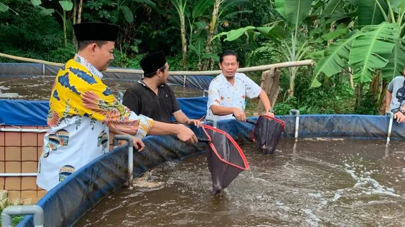 Pimpinan Pusat Serikat Nelayan Nahdlatul Ulama (PP SNNU) melakukan panen perdana budi daya ikan nila dengan sistem bioflok. (Istimewa)