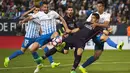 Pemain FC Barcelona, Luis Alberto Suarez (tengah) berebut bola dengan para pemain Malaga pada lanjutan La Liga Spanyol di di Estadio La Rosaleda (8/4/2017). Barcelona kalah 0-2 dari Malaga. (AP/Daniel Tejedor)