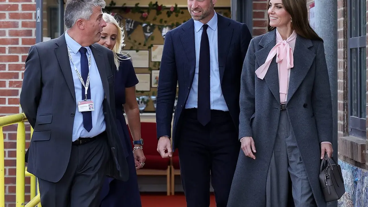 Kate Middleton dan Pangeran William Kenakan Gelang Serasi yang Diberikan kepada Mereka Saat Kunjungan Emosional