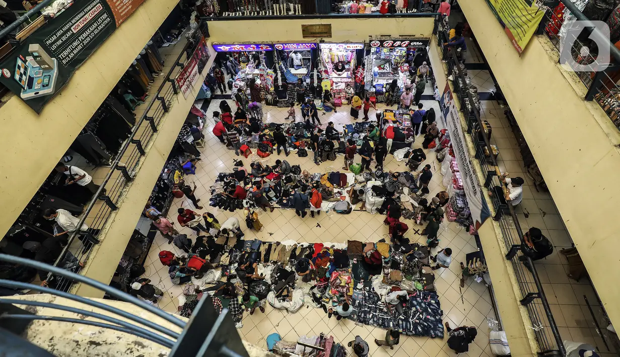 <p>Suasana Pasar Cipulir, Jakarta Selatan, Rabu (27/4/2022). Jelang Hari Raya Idul Fitri 1443 H, pembelian pakaian di Pasar Cipulir mengalami peningkatan, terutama pakaian muslim dan anak-anak. (Liputan6.com/Johan Tallo)</p>