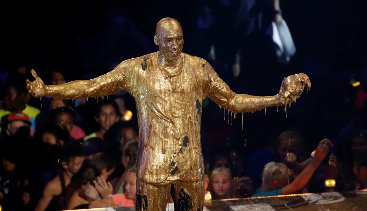  Mantan bintang basket NBA, Kobe Bryant, bereaksi setelah diguyur dengan lumpur setelah menerima the "Legend" award dalam the Kids Choice Sport 2016 awards di Los Angeles, AS, (14/7/2016). (Reuters/Mario Anzuoni)
