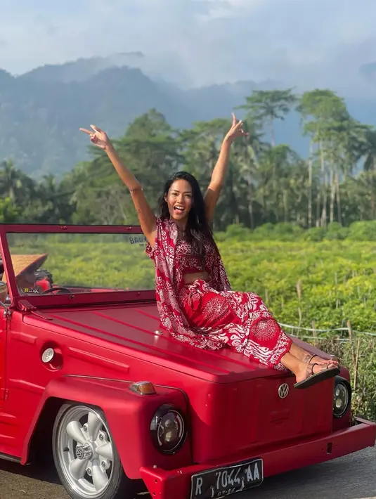 Ia mengenakan kemben batik dan rok lilit yang terlihat feminin. Kain batik yang dijadikan outer jadi sentuhan akhir penampilan Shanty. [@shantyofficial]