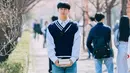 <p>Kim Jung Ho si mahasiswa jenius. Kacamata dan tumpukan buku tebal menggambarkan sosoknya yang kutubuku. (Foto: KBS2 via allkpop)</p>
