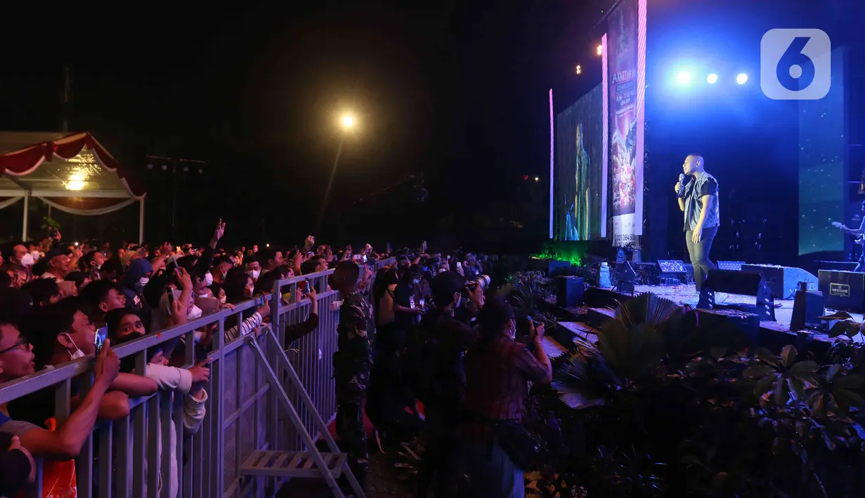 Vokalis grup band The Rain berinteraksi dengan penonton saat tampil pada pembukaan Jakarta Fair 2022 atau Pekan Raya Jakarta 2022 di Jakarta International Expo (JIExpo), Kemayoran, Jakarta, Kamis (9/6/2022). Jakarta Fair 2022 berlangsung pada 9 Juni hingga 17 Juli 2022. (Liputan6.com/Herman Zakharia)