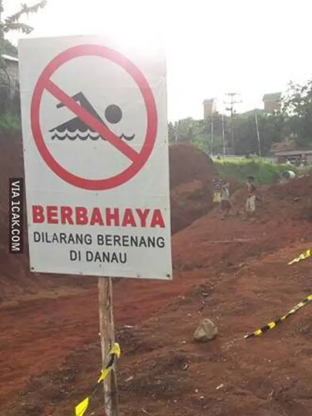 6 Tulisan Dilarang Berenang Ini Bikin Tepuk Jidat