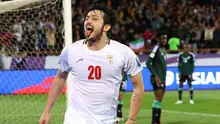 Penyerang Timnas Iran #20, Sardar Azmoun, merayakan setelah mencetak gol pertama mereka selama pertandingan kualifikasi zona Asia Piala Dunia FIFA 2026 Grup A antara Iran dan Uni Emirat Arab di Kompleks Olahraga Azadi di Teheran pada 20 Maret 2025. (AFP)