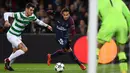 Gelandang Celtic, Nir Bitton berusaha merebut bola dari striker Paris Saint-Germain, Neymar dalam lanjutan fase grup Liga Champions di Parc des Princes, Kamis (23/11). PSG menunjukkan keperkasaannya dengan melumat Celtic 7-1. (FRANCK FIFE / AFP)