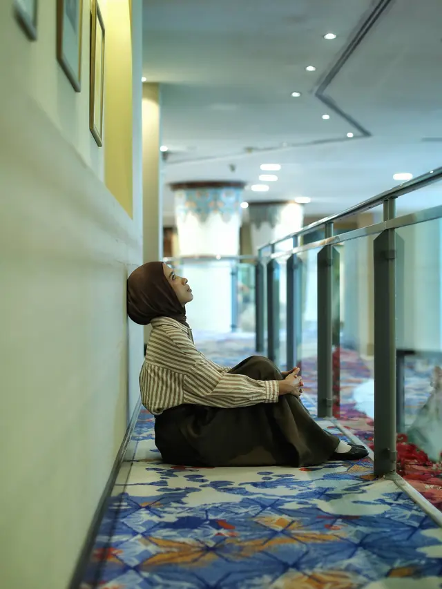 wanita februari menyikapi orang di sekitar