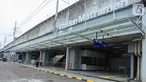 Sejumlah petugas terlihat di depan area Stasiun Matraman, Jakarta, Senin (13/6/2022). PT KAI Commuter akan kembali mengoperasikan Stasiun Matraman yang berada di antara lintas Stasiun Manggarai dan Stasiun Jatinegara. (Liputan6.com/Herman Zakharia)