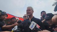 Calon presiden Ganjar Pranowo saat ditemui di Kabupaten Bekasi, Jawa Barat, Kamis (14/12/2023). (Merdeka.com/Bachtiarudin Alam)
