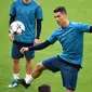 Gaya pemain Real Madrid, Cristiano Ronaldo saat melakukan kontrol bola pada sesi latihan di Allianz Arena, Munich, (24/4/2018). Real Madrid akan melawan tuan rumah Bayern Munchen pada semifinal Liga Champions. (AFP/dpa/Andreas Gebert/Germany OUT)