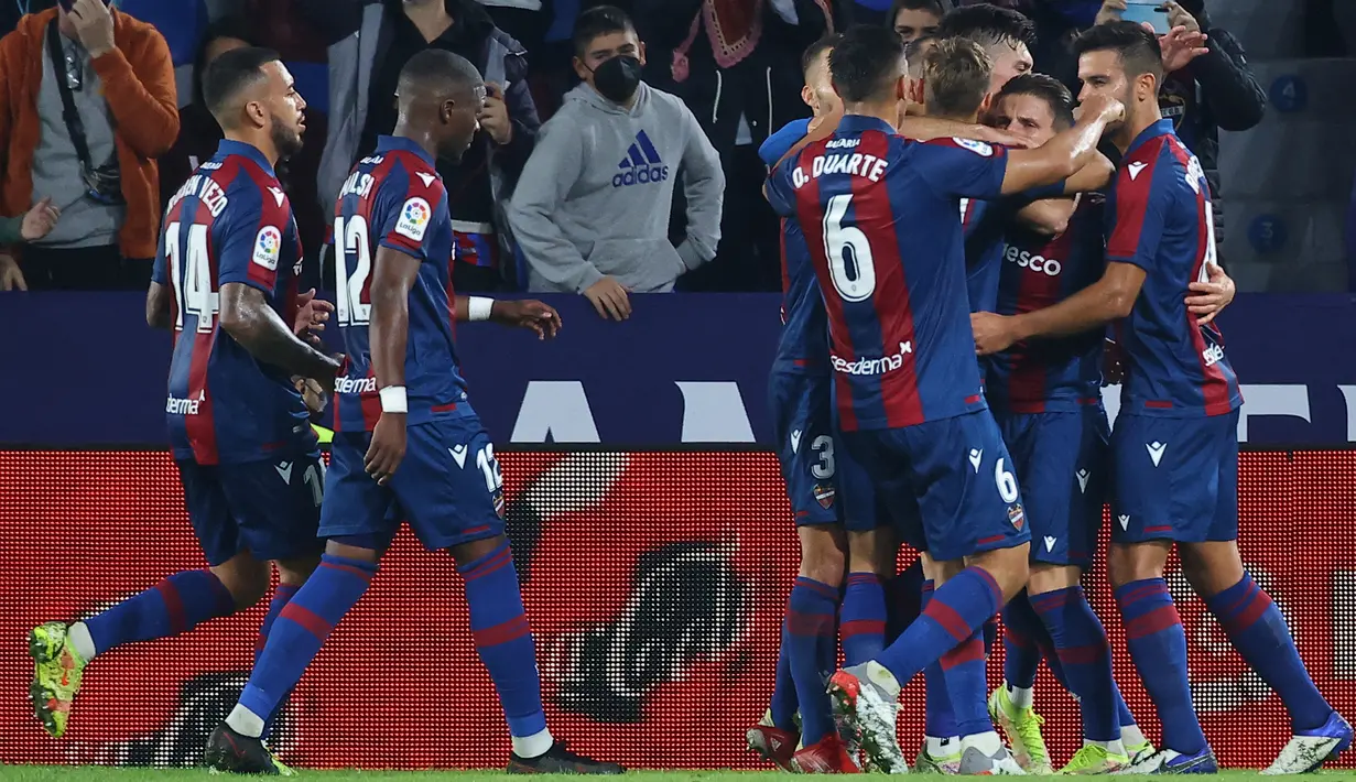 Para pemain Levante berselebrasi setelah penyerang Enis Bardhi mencetak gol ke gawang Atletico Madrid pada pertandingan La Liga Spanyol di stadion Ciutat de Valencia di Valencia (29/10/2021). Sementara Levante masih tertahan di zona degradasi, tepatnya di posisi 19 dengan 6 poin. (AFP/Jose Jordan)
