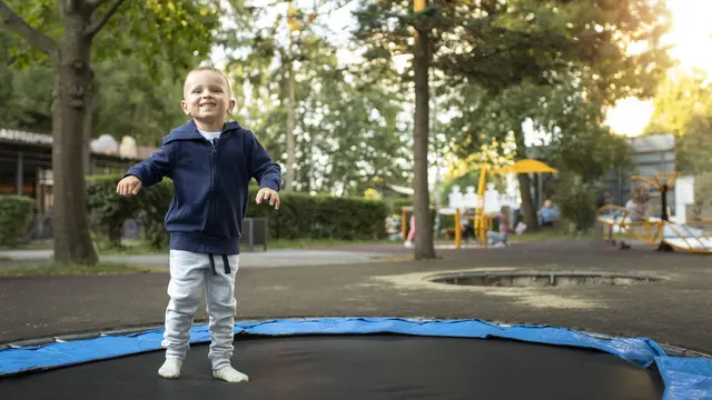 Ilustrasi trampolin anak