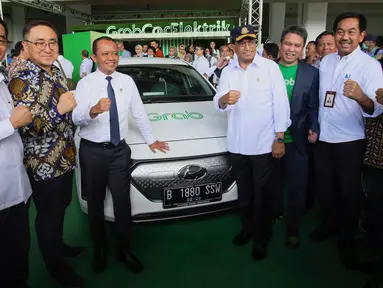 Menhub Budi Karya (keempat kanan), Dirut PLN Zulkifli Zaini, Kepala BKPM Bahlil Lahadalia, President Grab Indonesia Ridzki Kramadibrata, Presdir of Hyundai Motors Indonesia Sung Jong Ha dan Dirut AP II Awaluddin pada peluncuran Hyundai IONIQ Electric, Senin (27/1/2020). (Liputan6.com/Fery Pradolo)